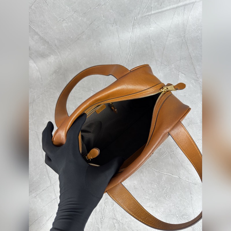 5BB182 (棕色)新品爆款腋下保齡球包，這款手提包的新演繹以平坦的手柄，正面