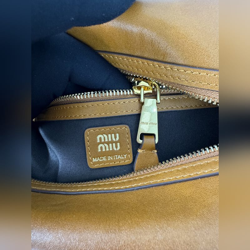 5BB182 (棕色)新品爆款腋下保齡球包，這款手提包的新演繹以平坦的手柄，正面