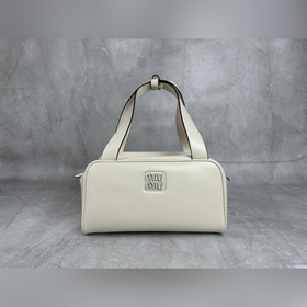 5BB182 (白色)新品爆款腋下保齡球包，這款手提包的新演繹以平坦的手柄，正面