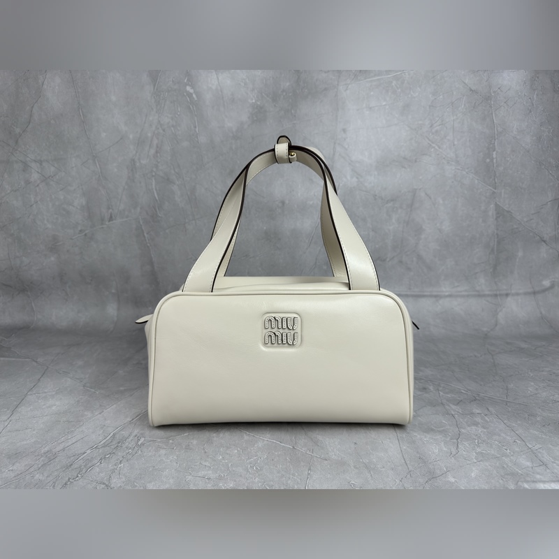 5BB182 (白色)新品爆款腋下保齡球包，這款手提包的新演繹以平坦的手柄，正面