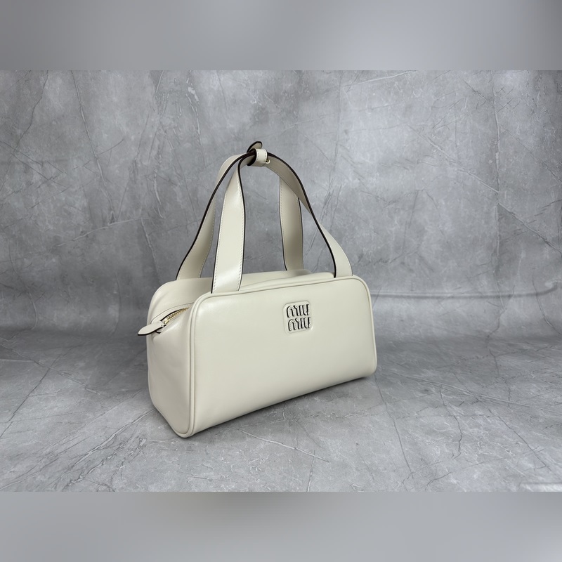 5BB182 (白色)新品爆款腋下保齡球包，這款手提包的新演繹以平坦的手柄，正面