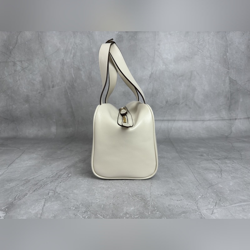 5BB182 (白色)新品爆款腋下保齡球包，這款手提包的新演繹以平坦的手柄，正面