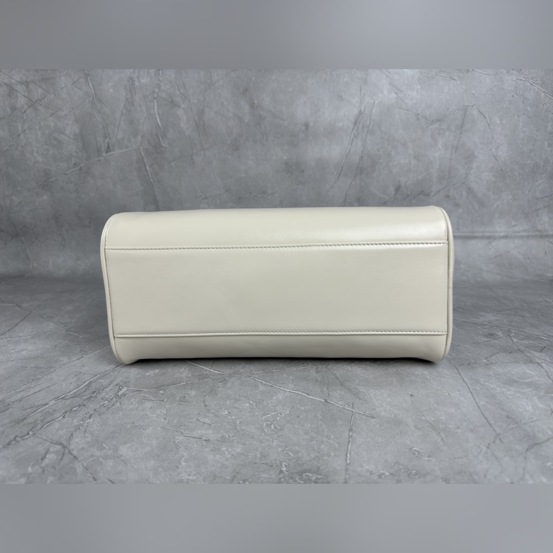 5BB182 (白色)新品爆款腋下保齡球包，這款手提包的新演繹以平坦的手柄，正面