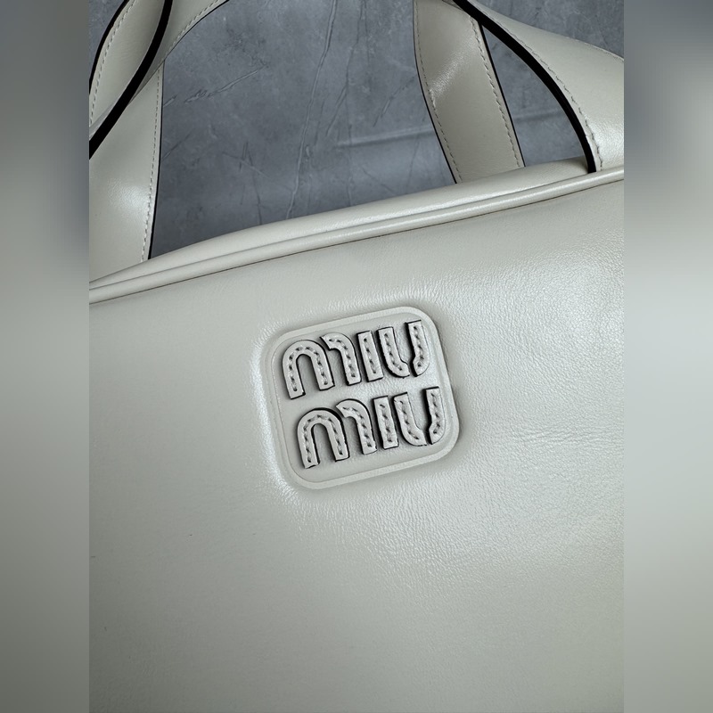 5BB182 (白色)新品爆款腋下保齡球包，這款手提包的新演繹以平坦的手柄，正面