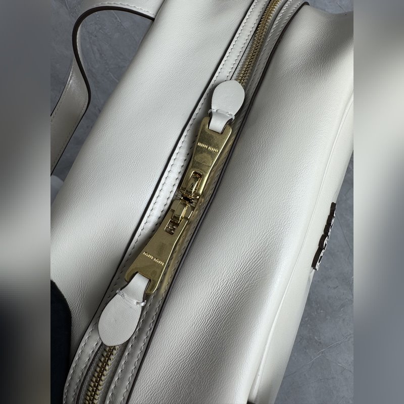 5BB182 (白色)新品爆款腋下保齡球包，這款手提包的新演繹以平坦的手柄，正面