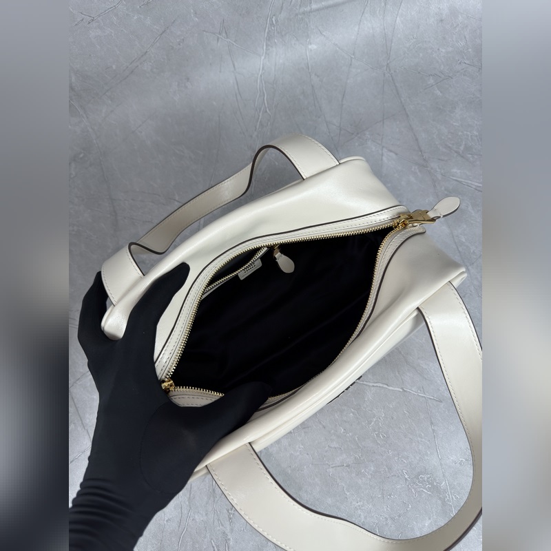 5BB182 (白色)新品爆款腋下保齡球包，這款手提包的新演繹以平坦的手柄，正面