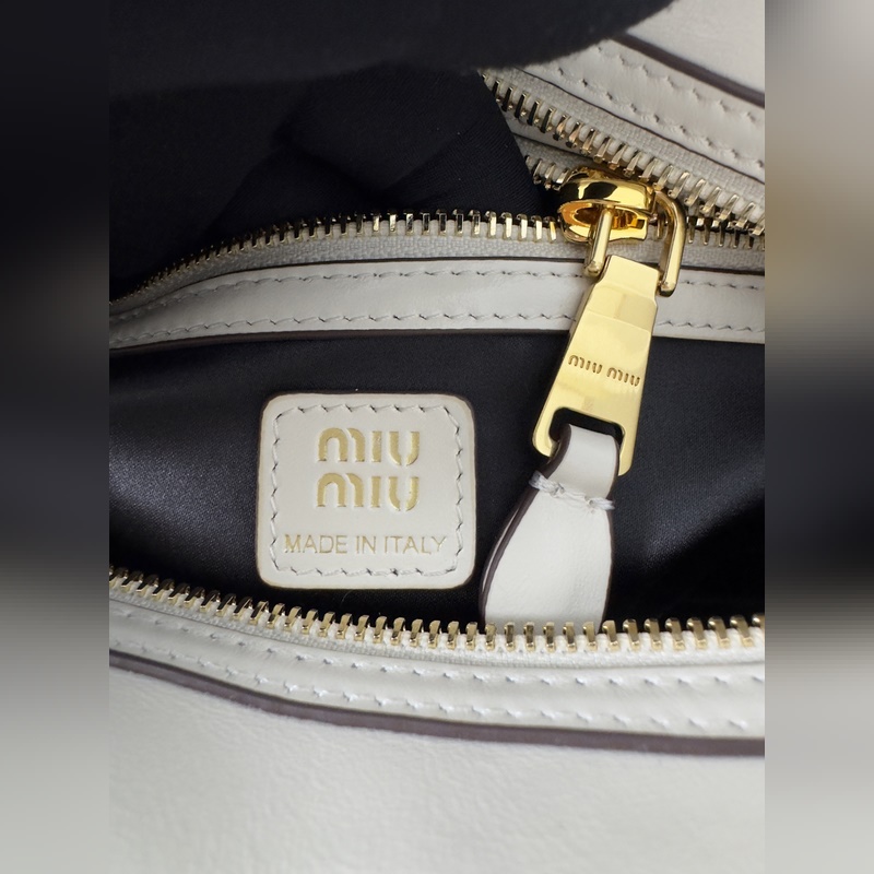 5BB182 (白色)新品爆款腋下保齡球包，這款手提包的新演繹以平坦的手柄，正面