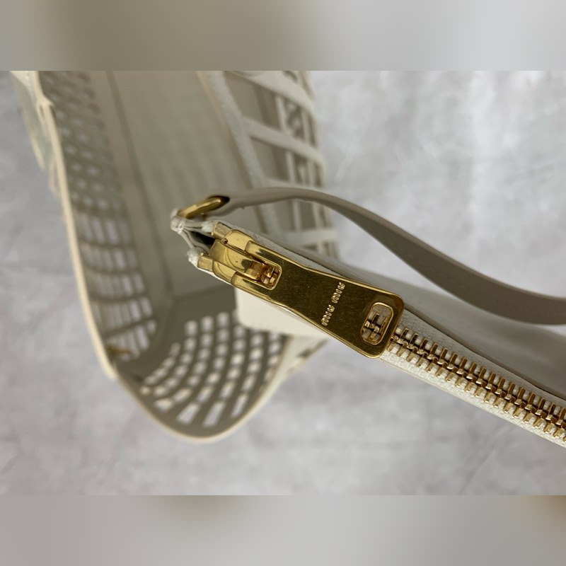 5BA293 (白色)夏日邂逅，用一隻包遇見最好的自己這個夏天，限定新款菜籃子的