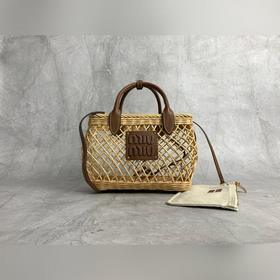 5BA286 Miu夏日田園度假風(fēng)，新款編織鏤空菜籃子，特別的藤編弧型設(shè)計(jì)使得包