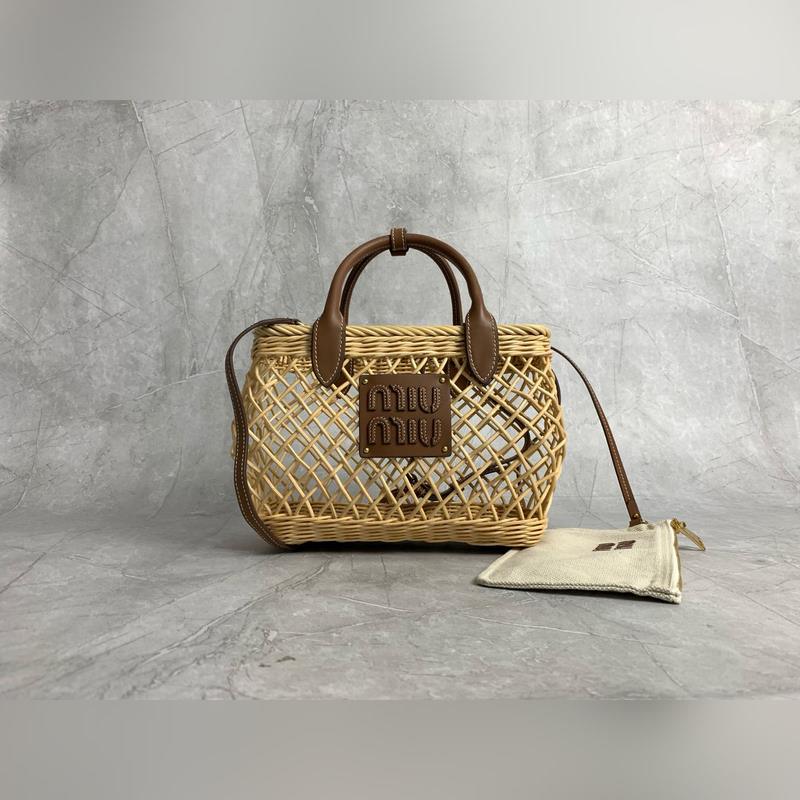 5BA286 Miu夏日田園度假風(fēng)，新款編織鏤空菜籃子，特別的藤編弧型設(shè)計(jì)使得包
