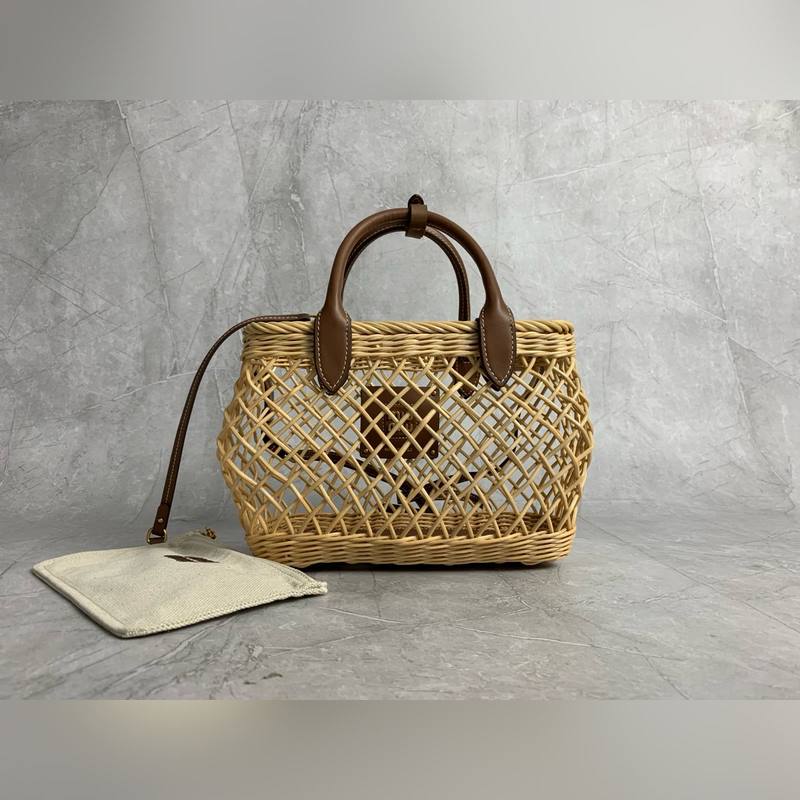 5BA286 Miu夏日田園度假風(fēng)，新款編織鏤空菜籃子，特別的藤編弧型設(shè)計(jì)使得包