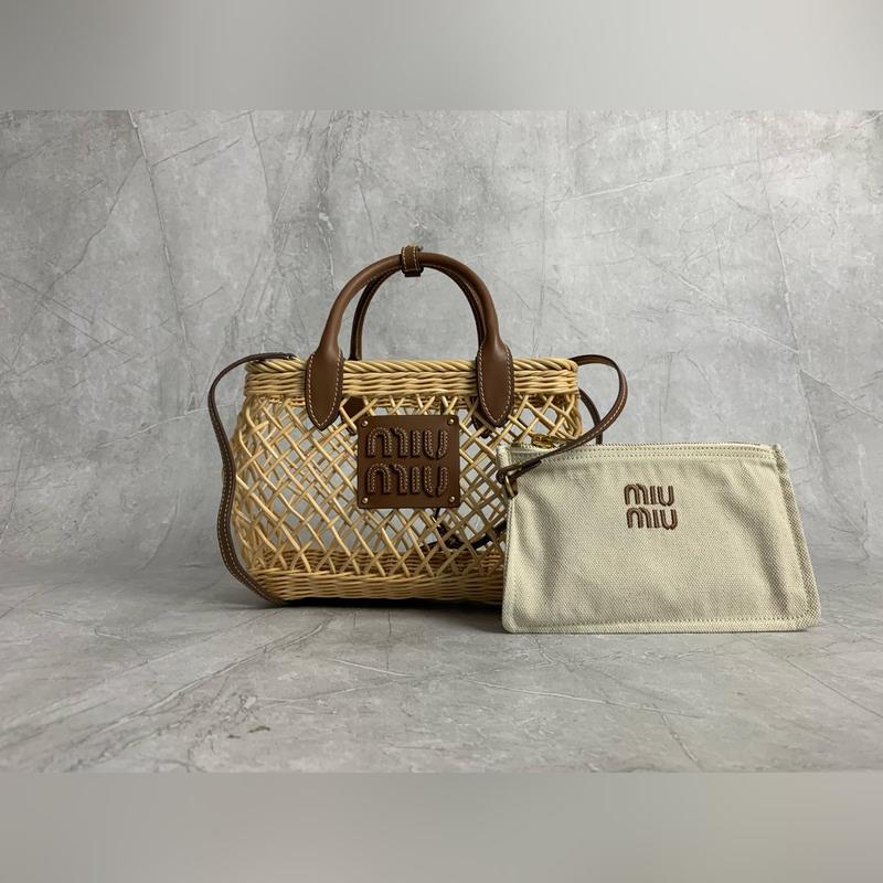 5BA286 Miu夏日田園度假風(fēng)，新款編織鏤空菜籃子，特別的藤編弧型設(shè)計(jì)使得包
