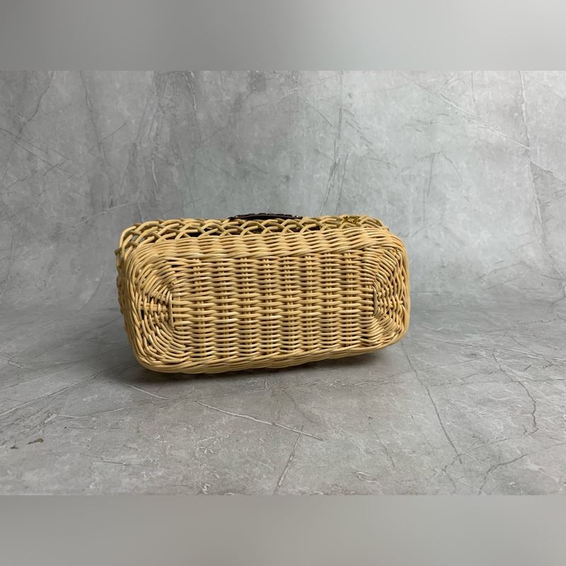 5BA286 Miu夏日田園度假風(fēng)，新款編織鏤空菜籃子，特別的藤編弧型設(shè)計(jì)使得包