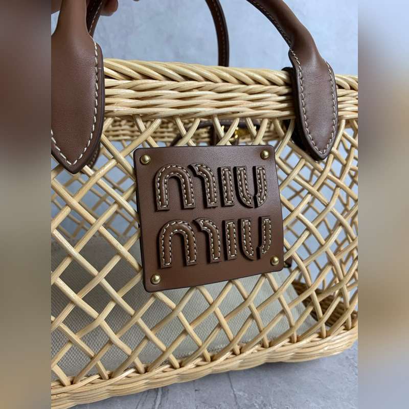 5BA286 Miu夏日田園度假風(fēng)，新款編織鏤空菜籃子，特別的藤編弧型設(shè)計(jì)使得包