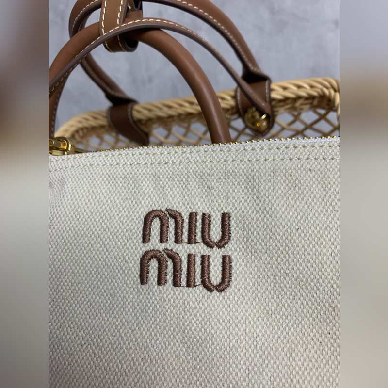 5BA286 Miu夏日田園度假風(fēng)，新款編織鏤空菜籃子，特別的藤編弧型設(shè)計(jì)使得包