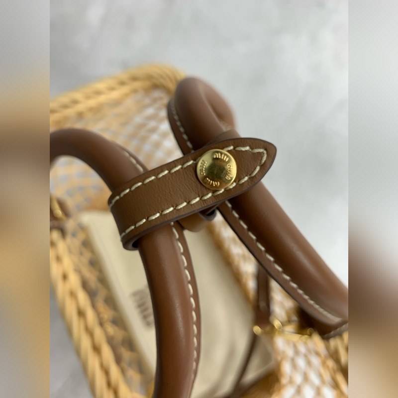 5BA286 Miu夏日田園度假風(fēng)，新款編織鏤空菜籃子，特別的藤編弧型設(shè)計(jì)使得包