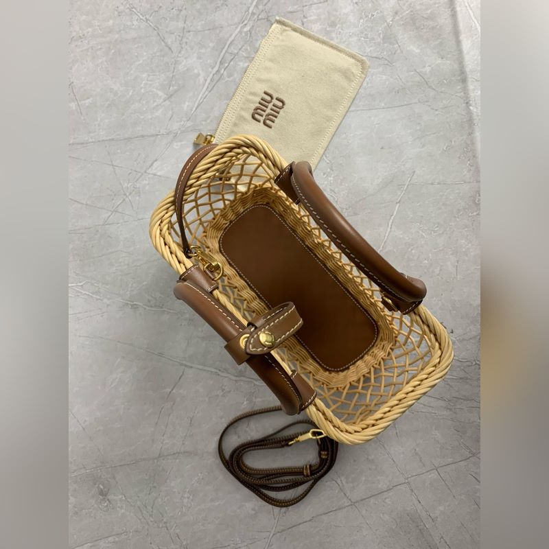 5BA286 Miu夏日田園度假風(fēng)，新款編織鏤空菜籃子，特別的藤編弧型設(shè)計(jì)使得包