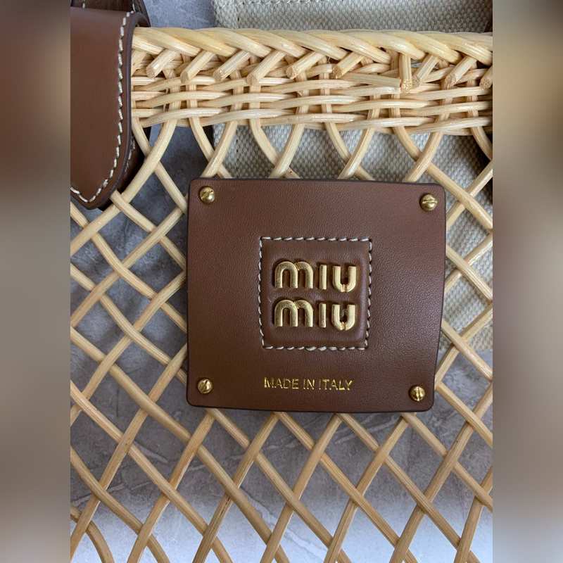 5BA286 Miu夏日田園度假風(fēng)，新款編織鏤空菜籃子，特別的藤編弧型設(shè)計(jì)使得包
