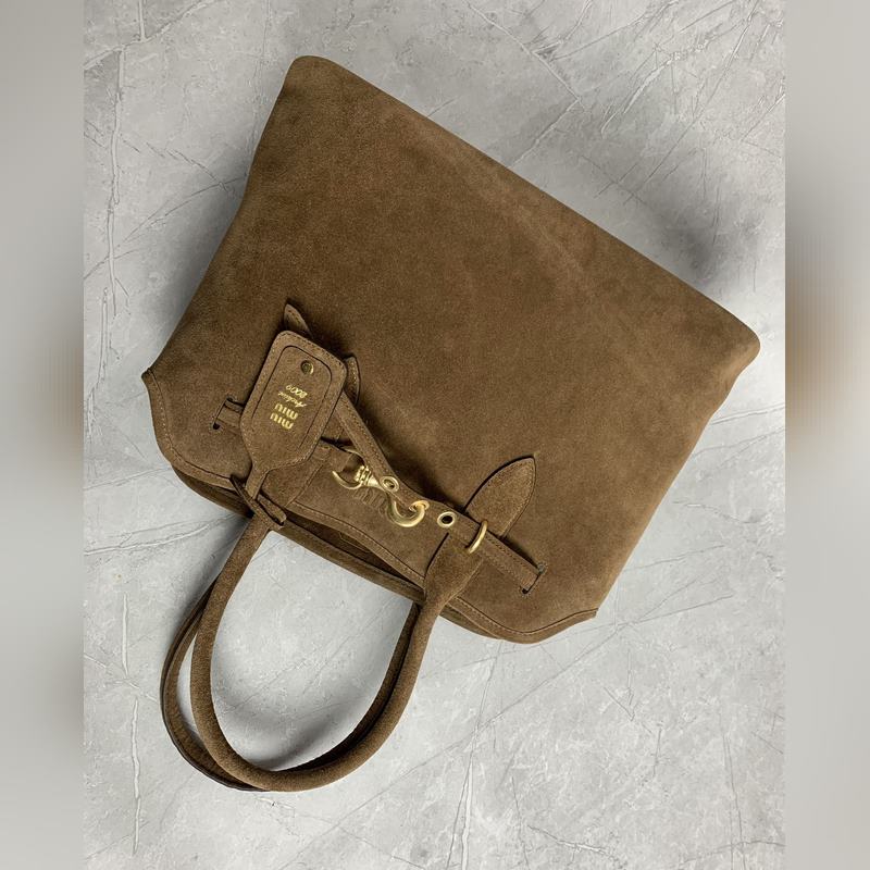 5BG291 新品爆款中古托特包，采用今年爆火的麂皮材質，皮質柔軟高級，這款Av