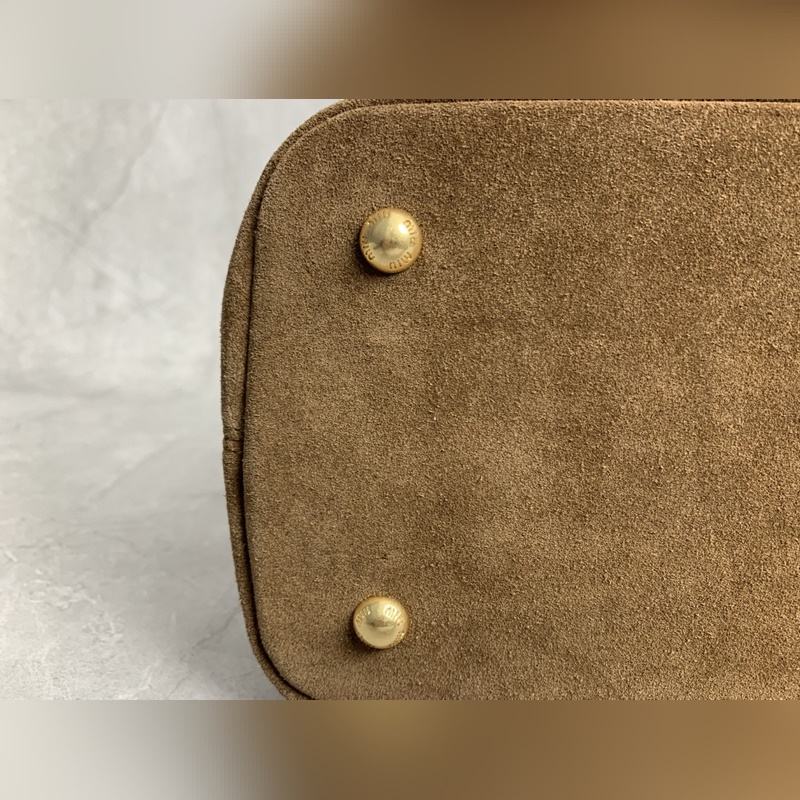 5BG291 新品爆款中古托特包，采用今年爆火的麂皮材質，皮質柔軟高級，這款Av