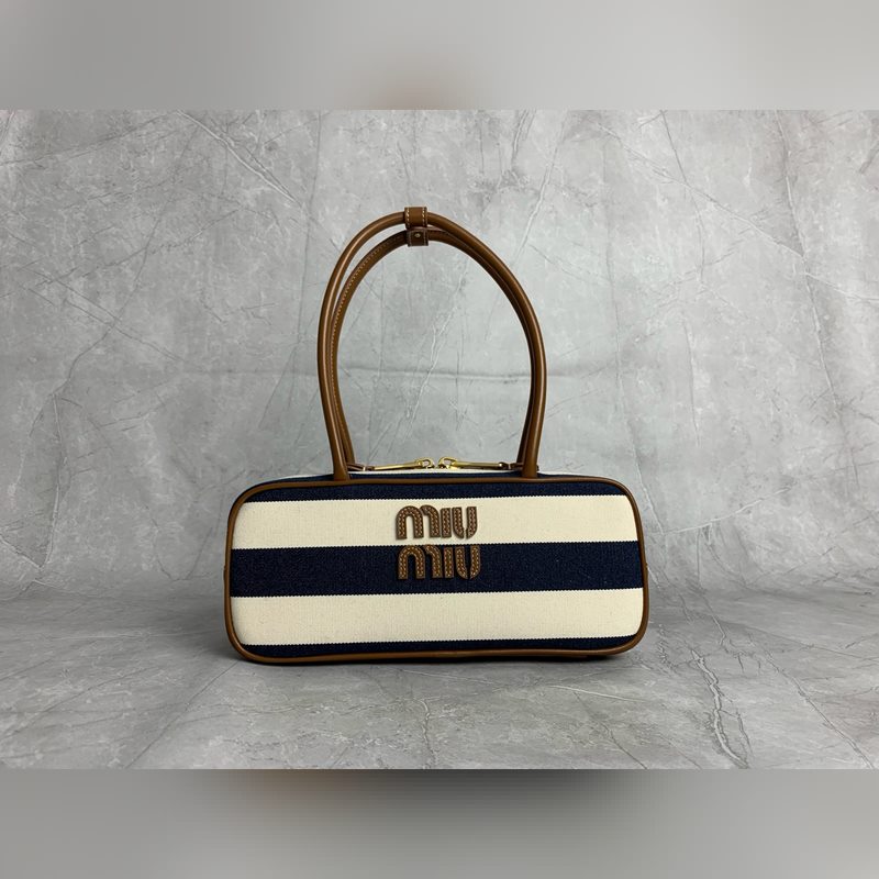 新款帆布條紋 5BB173 這款Beau帆布手袋以條紋圖案喚起經典夏日衣櫥記憶，