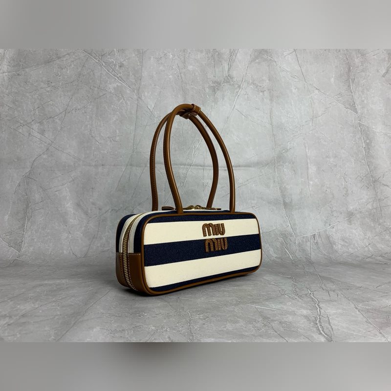 新款帆布條紋 5BB173 這款Beau帆布手袋以條紋圖案喚起經典夏日衣櫥記憶，