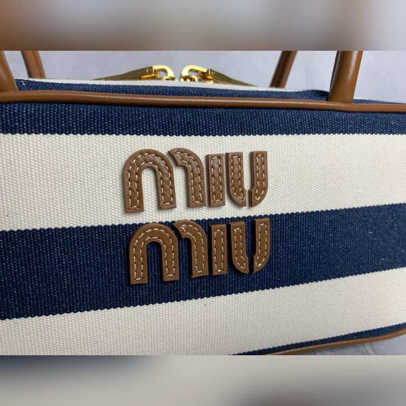 新款帆布條紋 5BB173 這款Beau帆布手袋以條紋圖案喚起經典夏日衣櫥記憶，