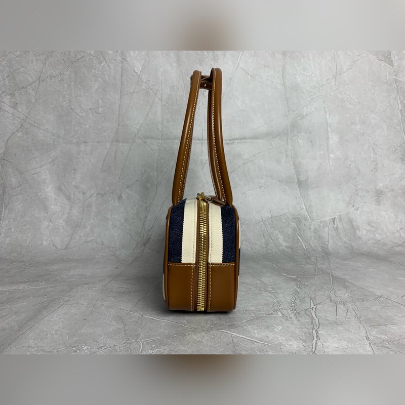 新款帆布條紋 5BB173 這款Beau帆布手袋以條紋圖案喚起經典夏日衣櫥記憶，