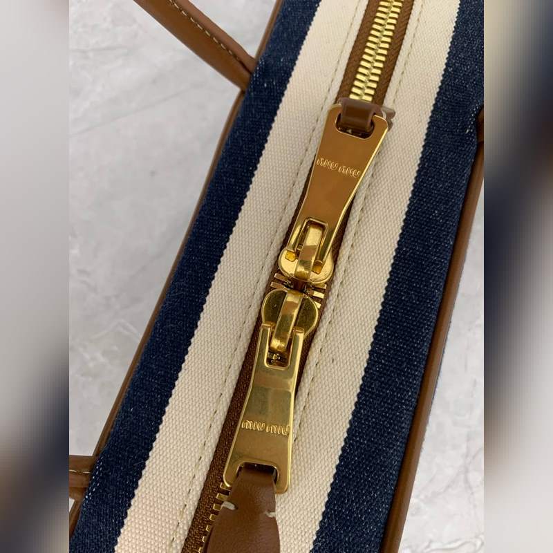 新款帆布條紋 5BB173 這款Beau帆布手袋以條紋圖案喚起經典夏日衣櫥記憶，