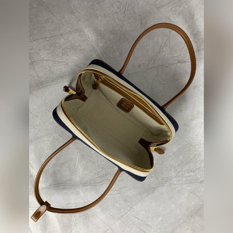 新款帆布條紋 5BB173 這款Beau帆布手袋以條紋圖案喚起經典夏日衣櫥記憶，