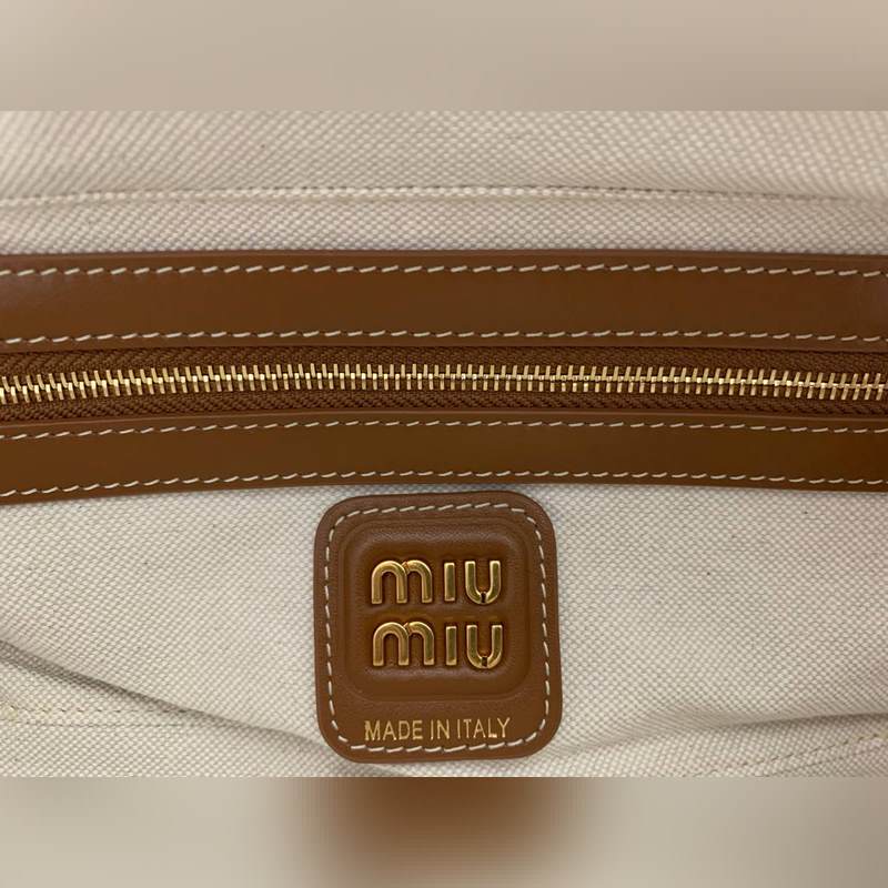 新款帆布條紋 5BB173 這款Beau帆布手袋以條紋圖案喚起經典夏日衣櫥記憶，