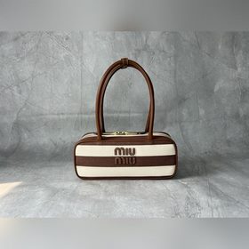 新款帆布棕條紋 5BB173 這款Beau帆布手袋以條紋圖案喚起經(jīng)典夏日衣櫥記憶