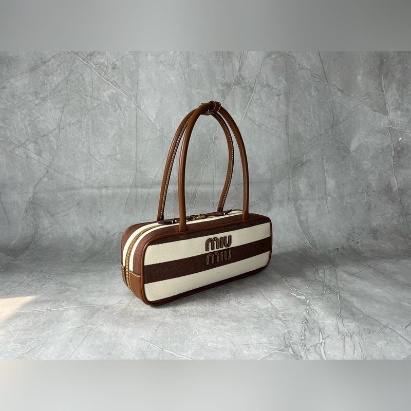 新款帆布棕條紋 5BB173 這款Beau帆布手袋以條紋圖案喚起經典夏日衣櫥記憶