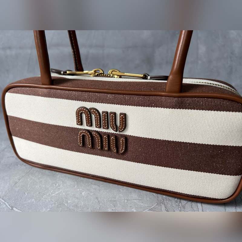 新款帆布棕條紋 5BB173 這款Beau帆布手袋以條紋圖案喚起經典夏日衣櫥記憶