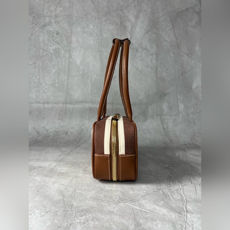 新款帆布棕條紋 5BB173 這款Beau帆布手袋以條紋圖案喚起經典夏日衣櫥記憶