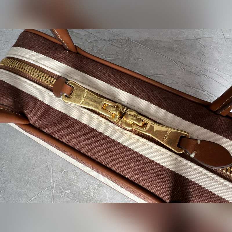 新款帆布棕條紋 5BB173 這款Beau帆布手袋以條紋圖案喚起經典夏日衣櫥記憶