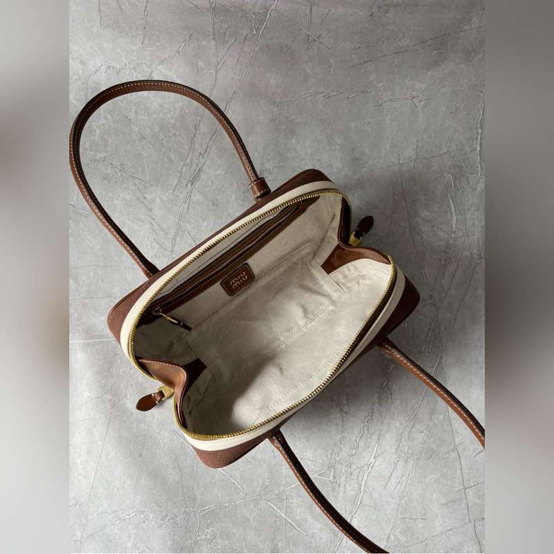 新款帆布棕條紋 5BB173 這款Beau帆布手袋以條紋圖案喚起經典夏日衣櫥記憶