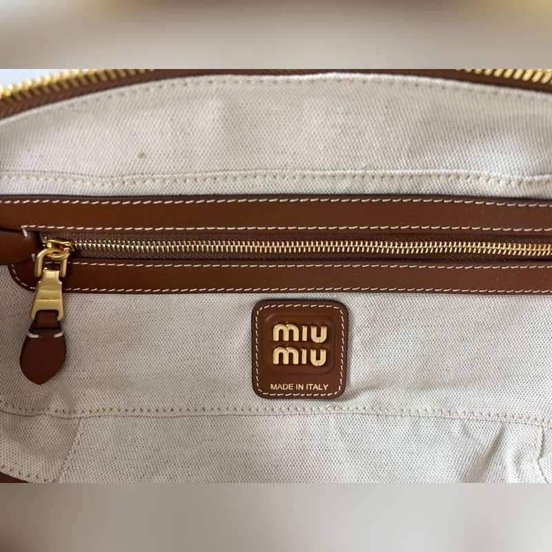 新款帆布棕條紋 5BB173 這款Beau帆布手袋以條紋圖案喚起經典夏日衣櫥記憶