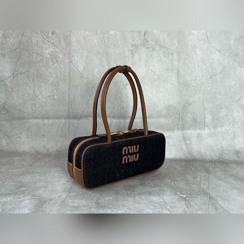 5BB173 Beau丹甯中號單肩包 標志性的Miu Miu丹甯面料定義了這款B