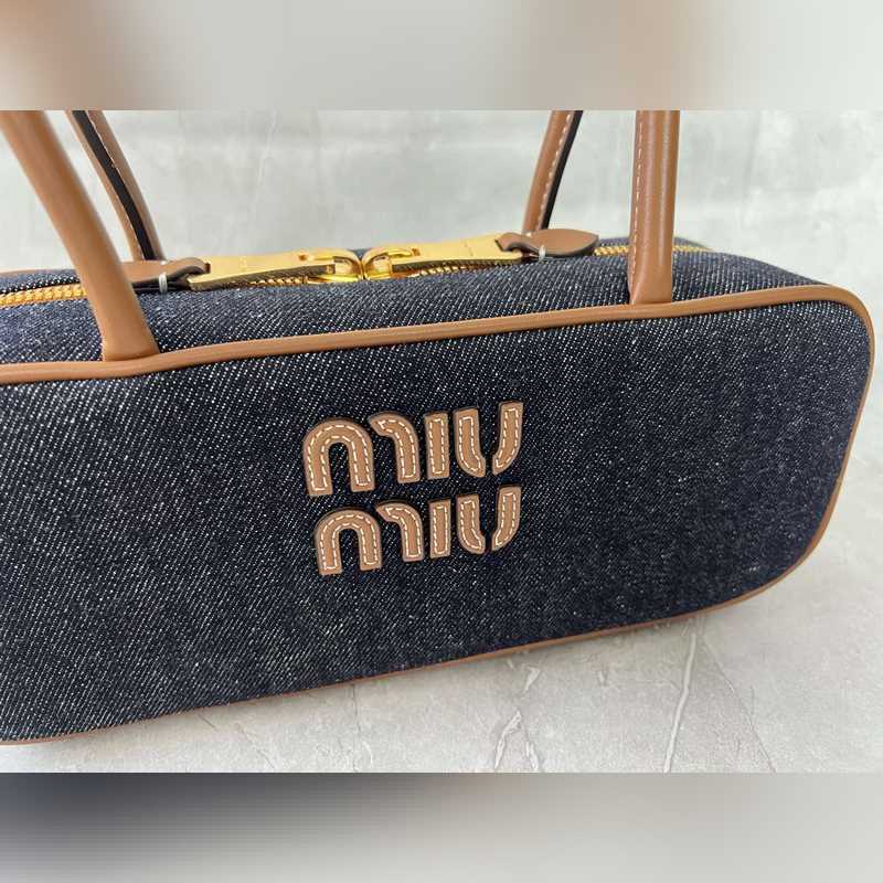 5BB173 Beau丹甯中號單肩包 標志性的Miu Miu丹甯面料定義了這款B