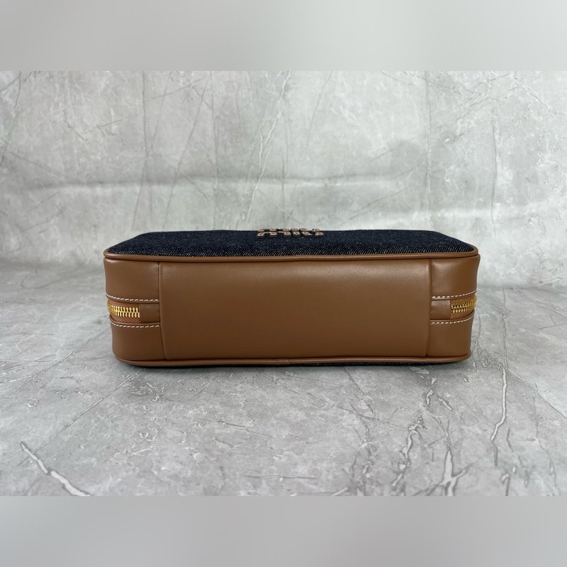 5BB173 Beau丹甯中號單肩包 標志性的Miu Miu丹甯面料定義了這款B