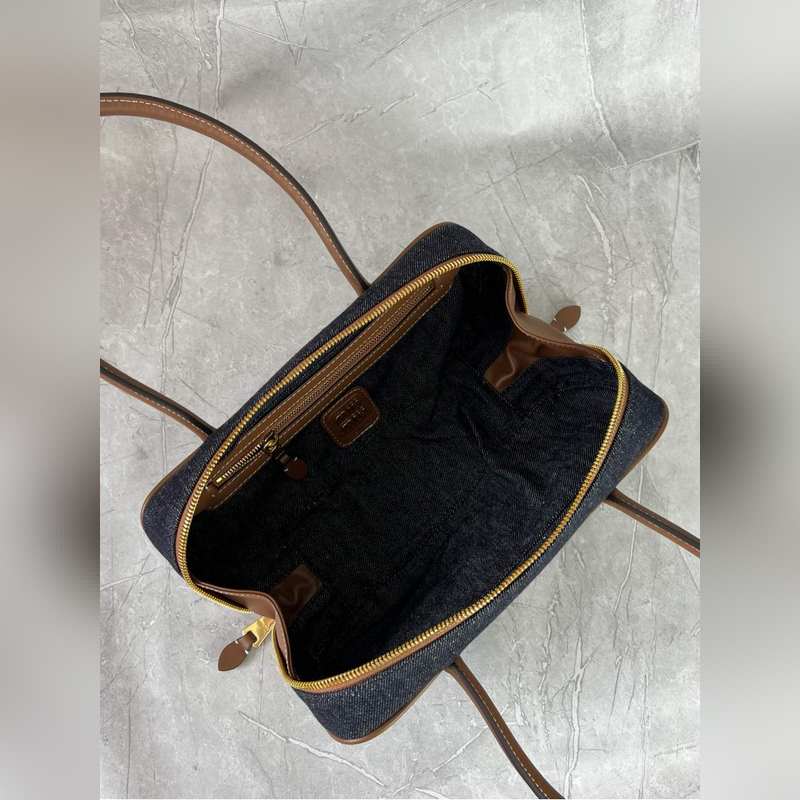 5BB173 Beau丹甯中號單肩包 標志性的Miu Miu丹甯面料定義了這款B