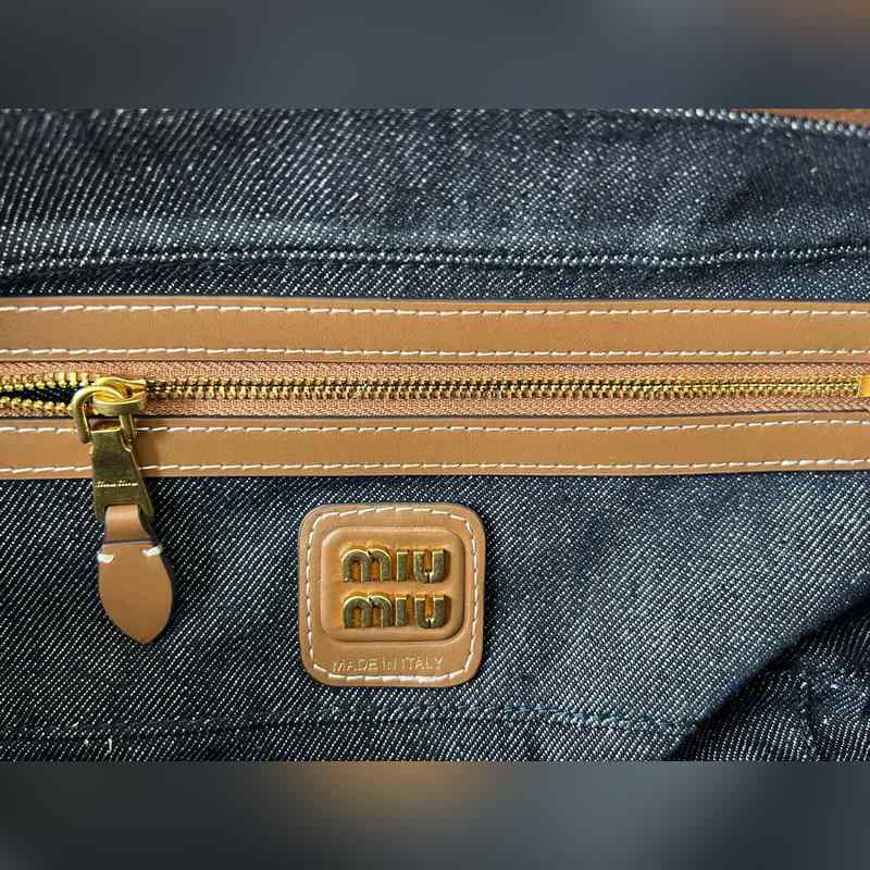 5BB173 Beau丹甯中號單肩包 標志性的Miu Miu丹甯面料定義了這款B