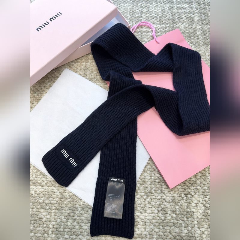 Miu新款圍巾 性價比真的高給你們種草一下下~MiuMiu簡約百搭羊毛針織，真的