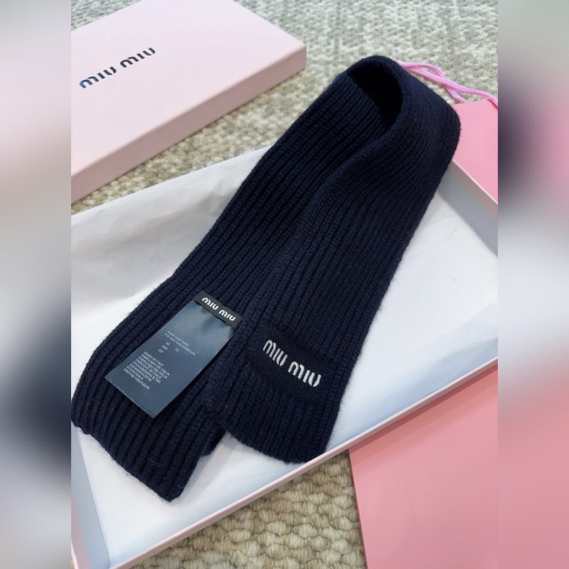 Miu新款圍巾 性價比真的高給你們種草一下下~MiuMiu簡約百搭羊毛針織，真的