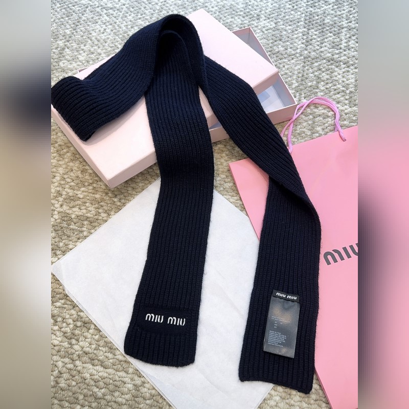 Miu新款圍巾 性價比真的高給你們種草一下下~MiuMiu簡約百搭羊毛針織，真的