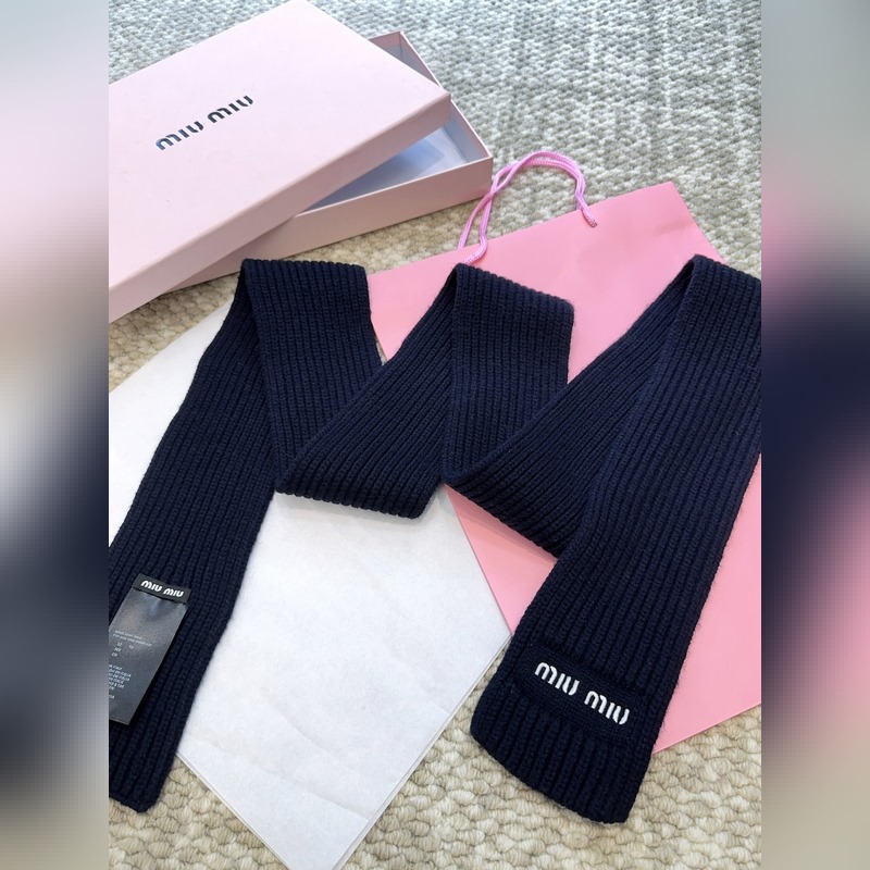 Miu新款圍巾 性價比真的高給你們種草一下下~MiuMiu簡約百搭羊毛針織，真的