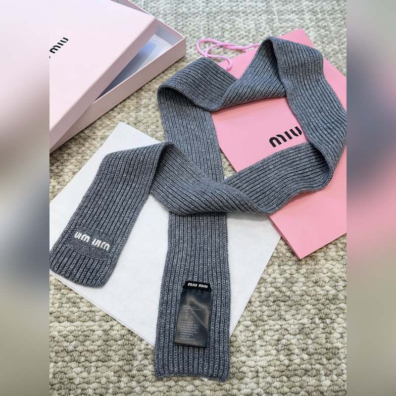 Miu新款圍巾 性價(jià)比真的高給你們種草一下下~MiuMiu簡(jiǎn)約百搭羊毛針織，真的