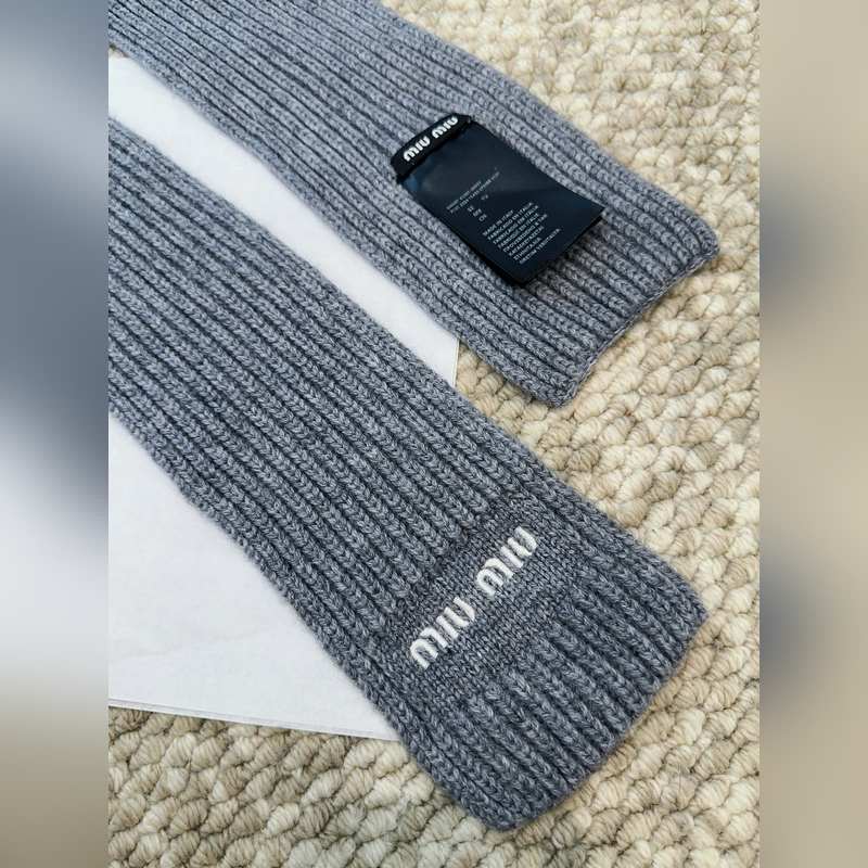 Miu新款圍巾 性價(jià)比真的高給你們種草一下下~MiuMiu簡(jiǎn)約百搭羊毛針織，真的