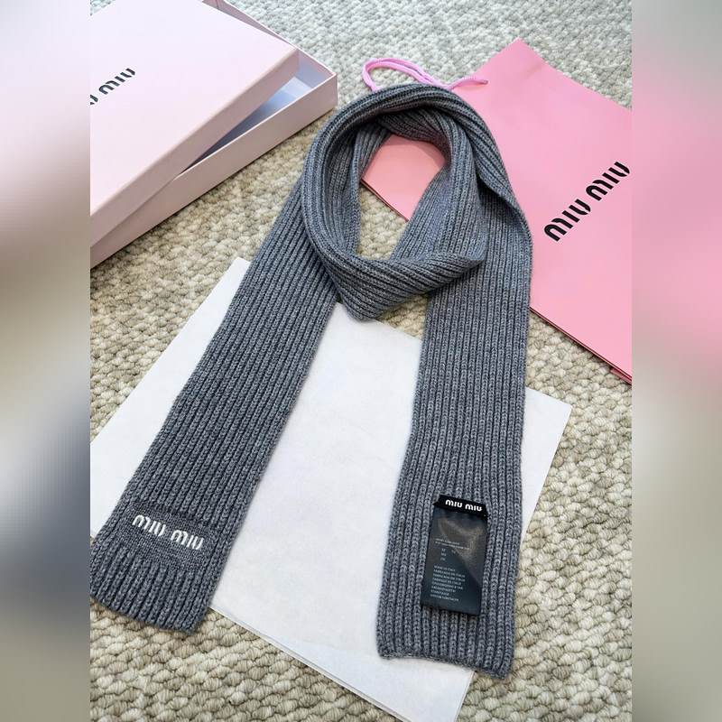 Miu新款圍巾 性價(jià)比真的高給你們種草一下下~MiuMiu簡(jiǎn)約百搭羊毛針織，真的